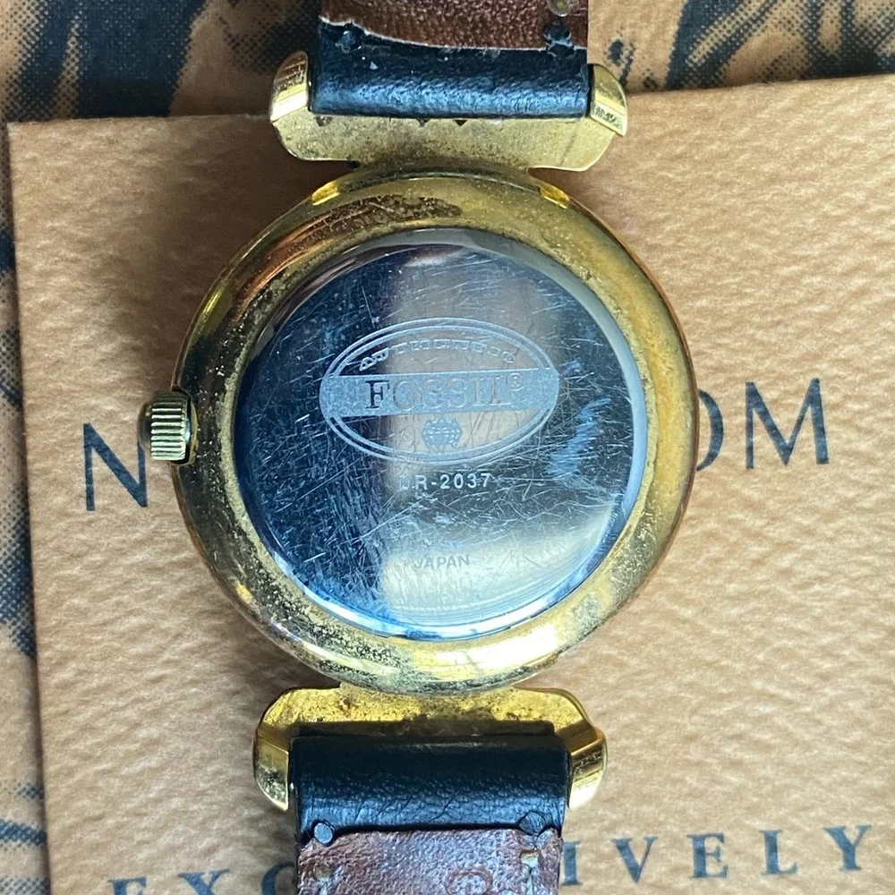 1992 FOSSIL WHITE STONE MOTHER OF PEARL WATCH DR-2037